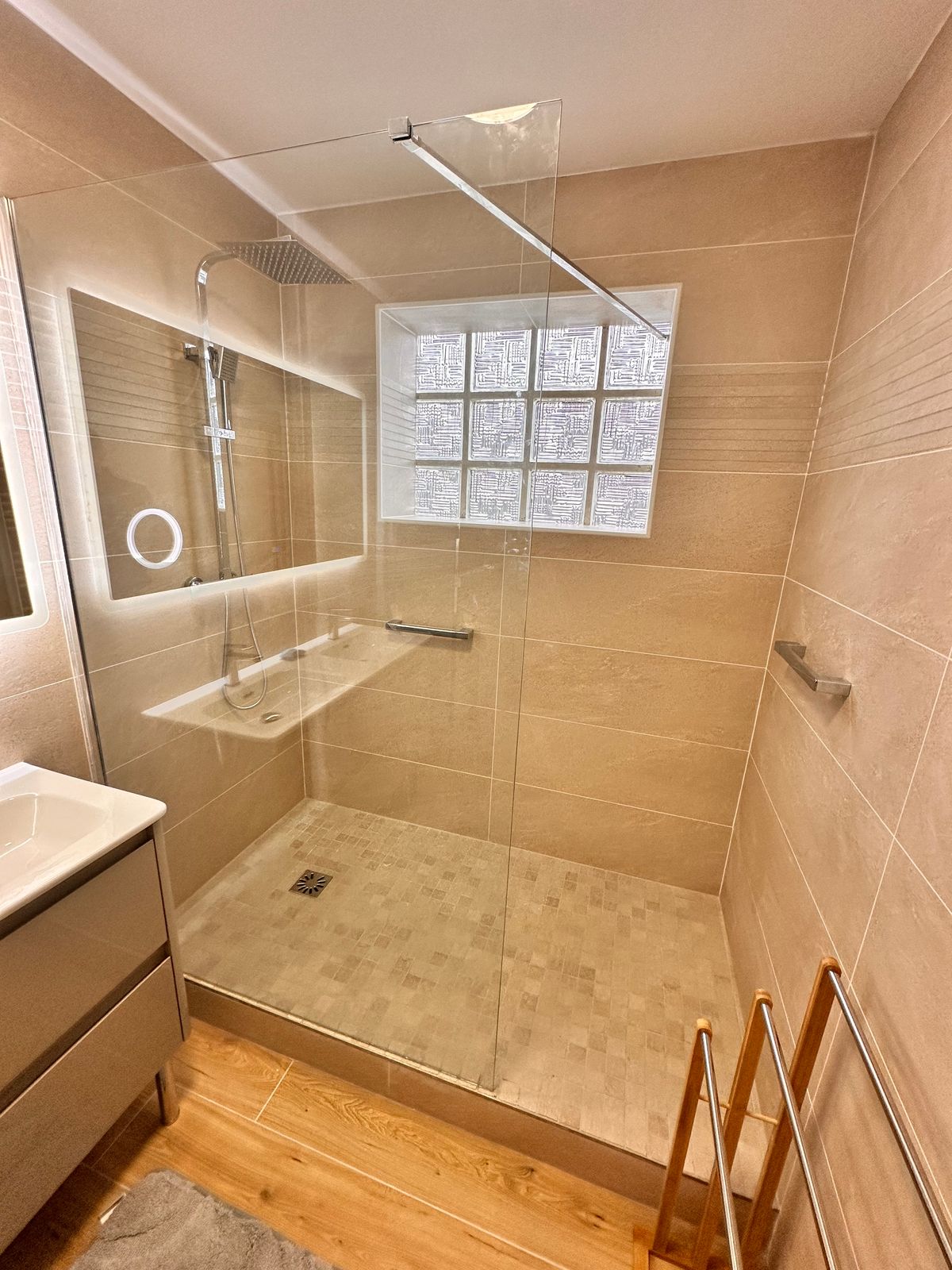 Rénovation de salle de bain moderne à Sainte-Geneviève-des-Bois